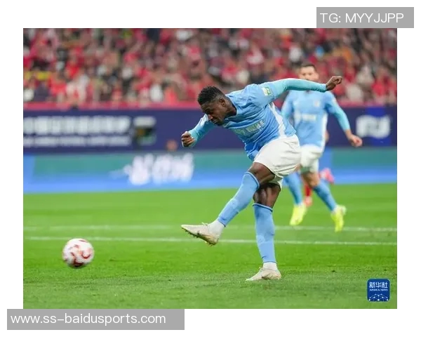 大连小球迷现身英博战海港赛场——青春之火点亮足球激情